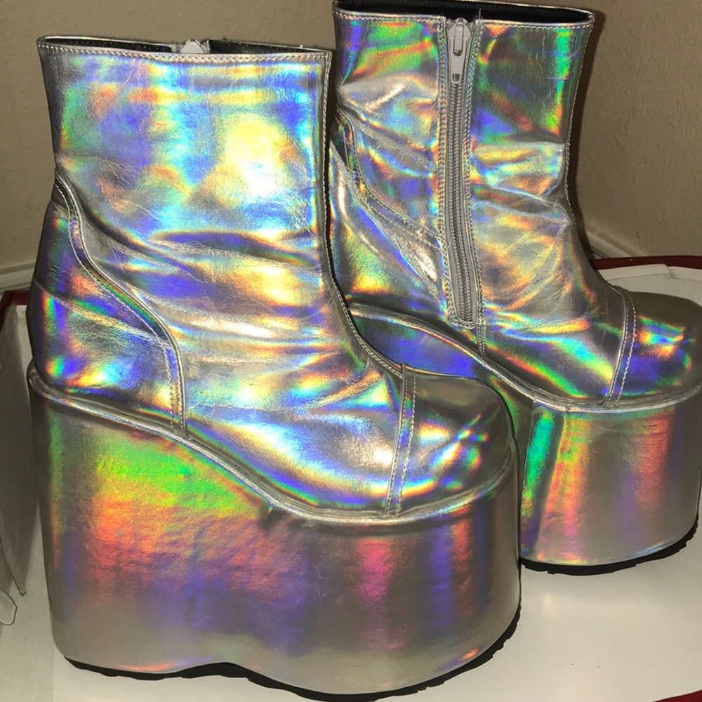 Silver Holographic platforms